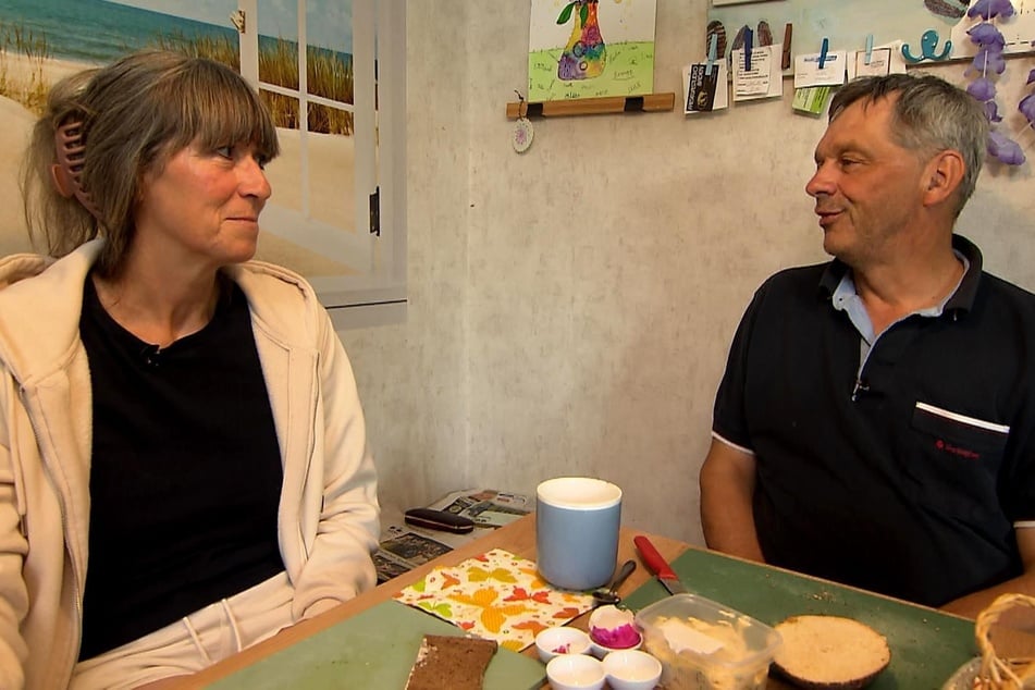 Das Kennenlernen von Bauer Johann (60) und Hofdame Katja (55) verläuft bislang äußerst harmonisch.