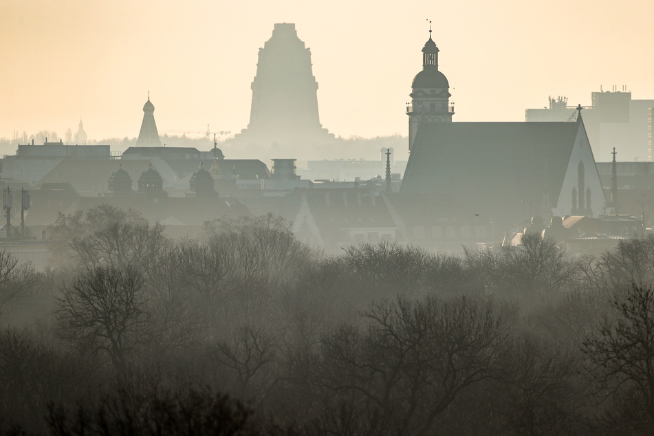 Die Sonne über Sachsen wird zum Wochenbeginn noch von einer dicken Wolkenwand verdeckt. Im Laufe des Tages soll die jedoch immer weiter weichen.
