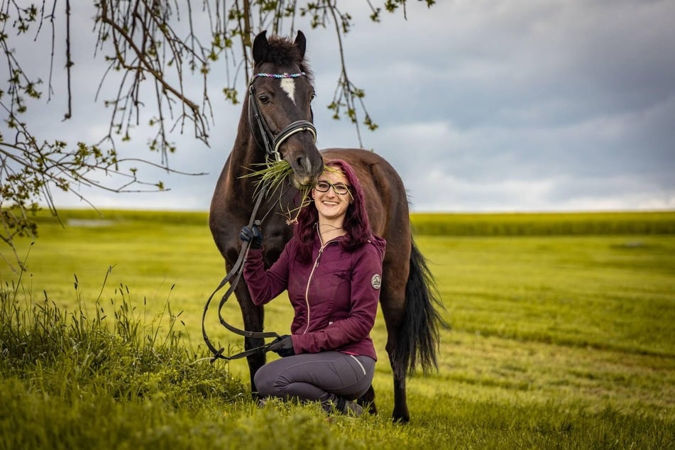 Lisa-Maries (27) eigene Erfahrungen aus der Kindheit prägen auch ihre heutige Arbeit. In der Reitpädagogik möchte sie Kindern einen sicheren Raum geben, in dem sie gesehen werden, Gefühle zeigen dürfen und Halt finden - Dinge, die ihr selbst lange gefehlt haben.