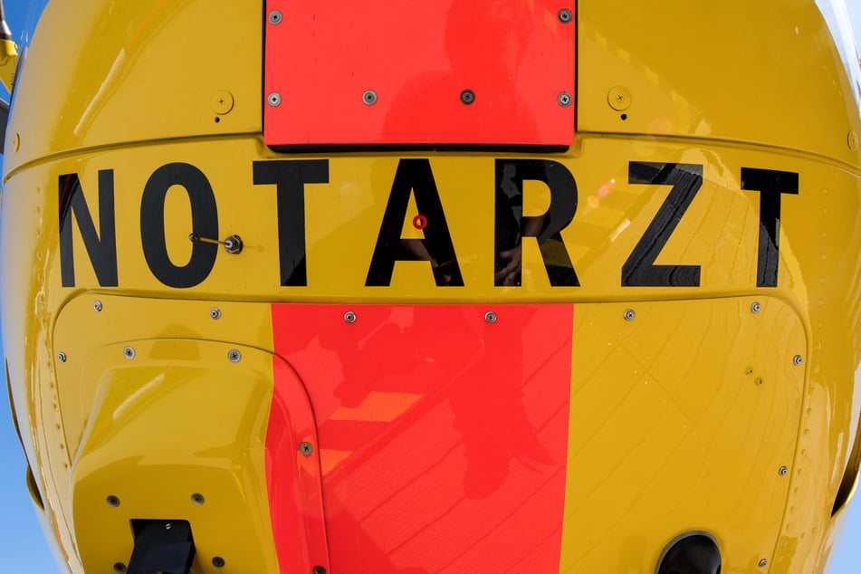 Der Mann konnte noch selbstständig Hilfe rufen. Ein Rettungshubschrauber brachte ihn nach der Erstversorgung ins Krankenhaus. (Symbolfoto)