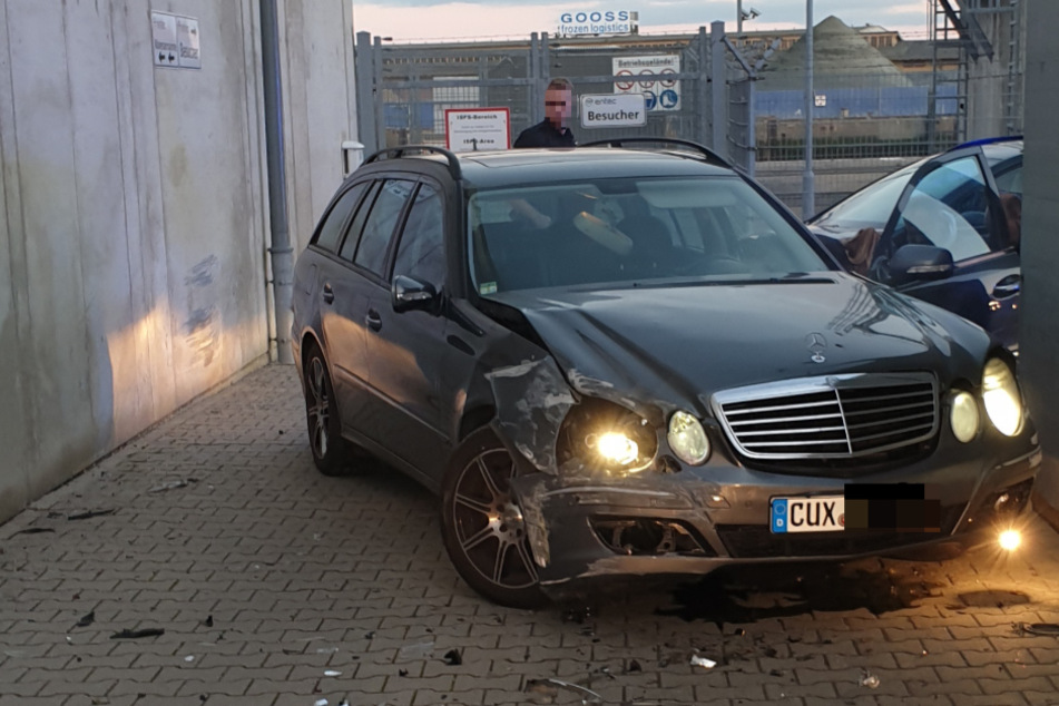 Die Front des gestohlenen Wagens wurde bei dem Crash demoliert.