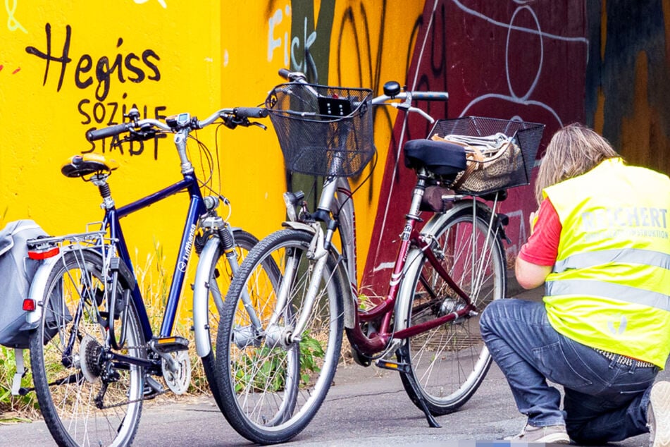 Bei einem Unfall in Kelsterbach wurde eine 80-jährige Fahrradfahrerin tödlich verletzt.