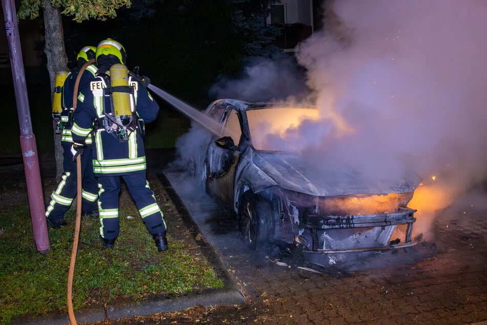 Ein VW ging auf einem Parkplatz in Flammen auf.