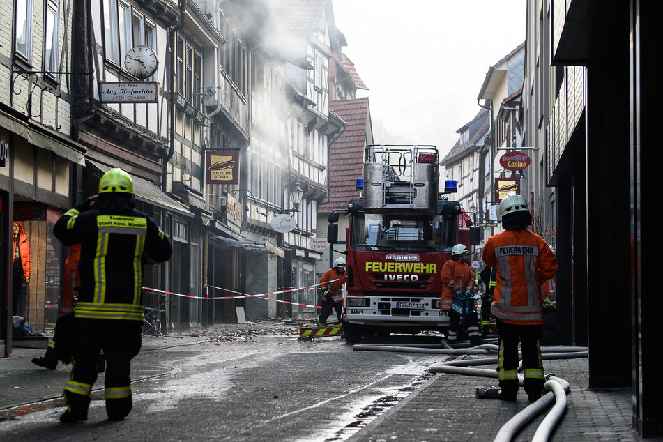 Einsatzkräfte der Feuerwehr löschten bis zum Samstag das Feuer, das am Freitag in einem Geschäftshaus in der historischen Altstadt von Hann. Münden ausgebrochen war.
