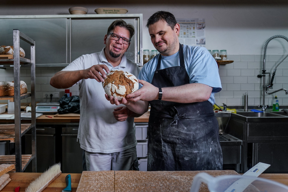 Freuen sich schon auf die neuen Krabat-Bewohner: Bäckermeister Rico Ziegenbalg (51) und Sebastian Weidelt (41) im neuen Backhaus. Hier entsteht auch das Krabat-Brot.