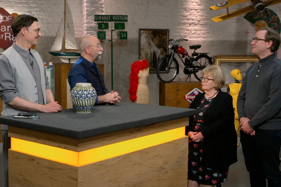 Ulla Gottschlich und ihr Sohn Martin möchten bei "Bares für Rares" eine Vase verkaufen.