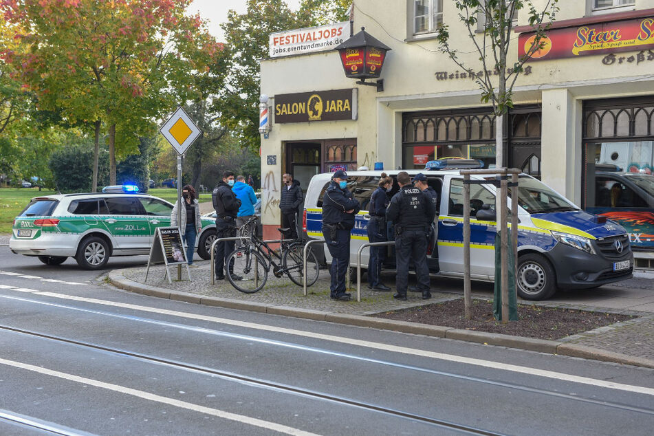 Zoll und Polizei sind derzeit im Einsatz vor Ort.