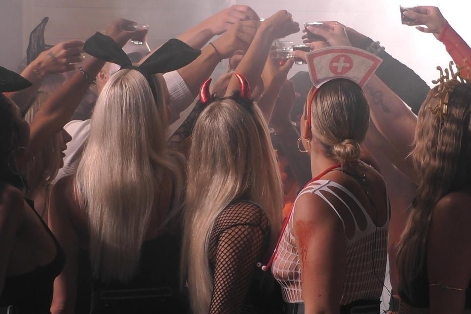 Die Partystimmung wird schnell von massiven Zweifeln überschattet.