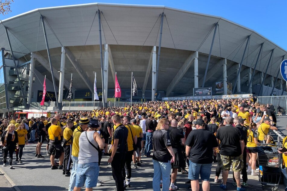 Die Anhänger von Dynamo Dresden warten darauf, dass das Rudolf-Harbig-Stadion seine Pforten öffnet.