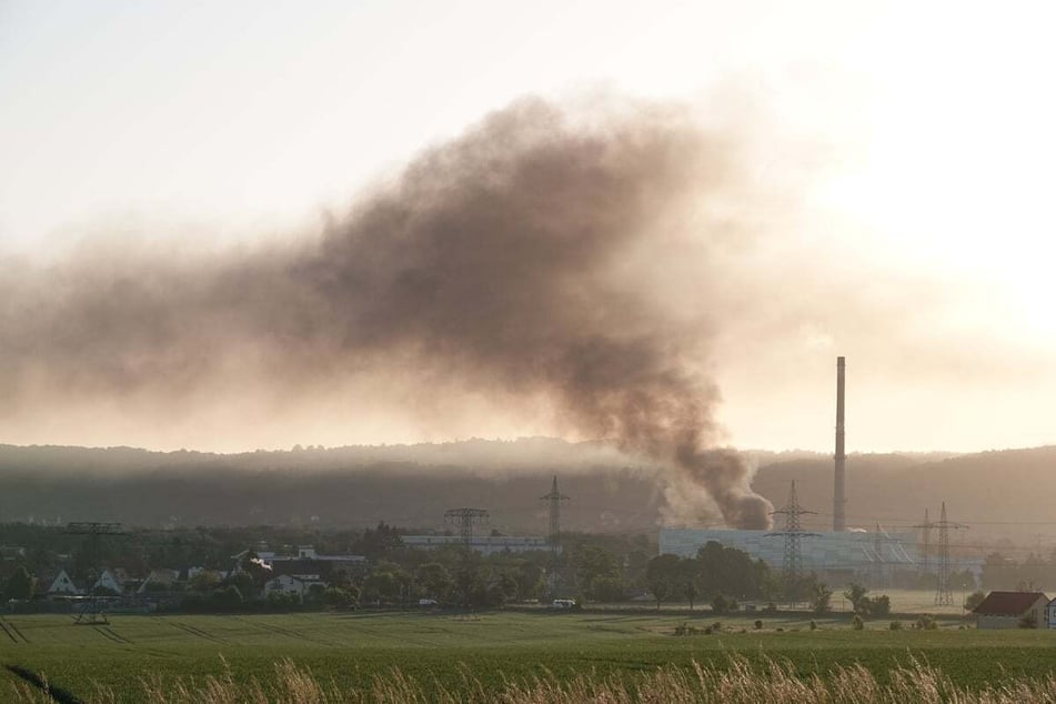 Eine riesige Rauchwolke stieg aufgrund des Brandes in den Himmel.
