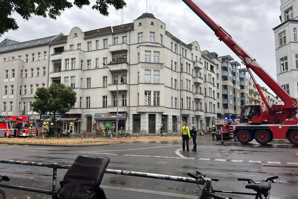 Das beschädigte, knapp 100 Jahre alte Rohr liegt rund 1,50 Meter tief unter der Silvio-Meier-Straße.