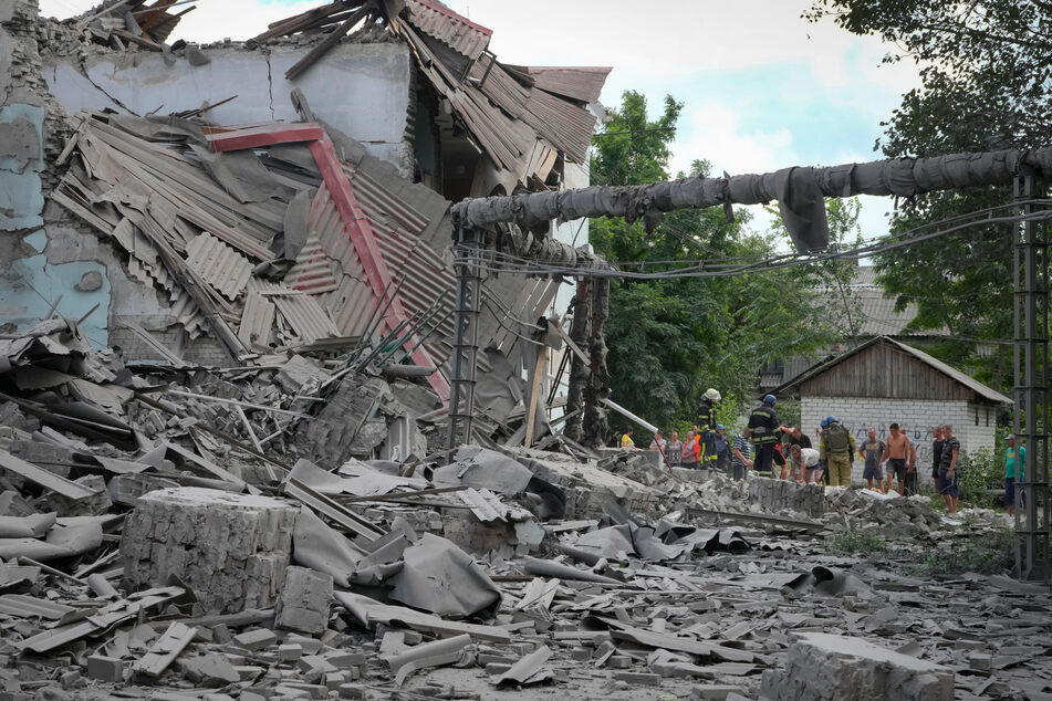 Lyssytschansk: Rettungskräfte und Anwohner holen Mitte Juni nach einem russischen Luftangriff eine Leiche aus den Trümmern eines Gebäudes.