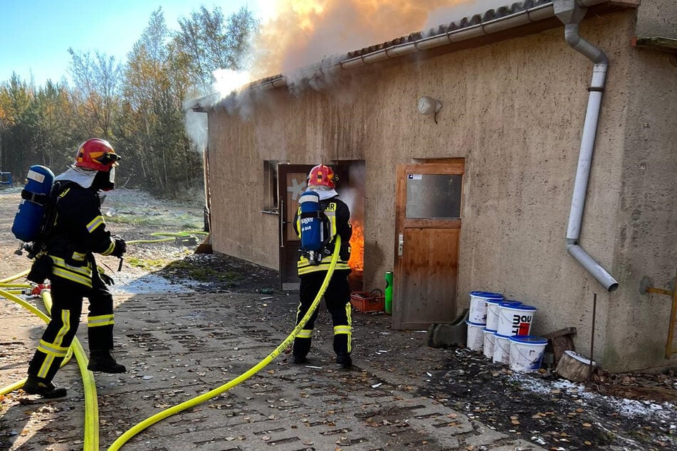Dort stand eine Werkstatt in Flammen, in der sich einige Gasflaschen befanden.