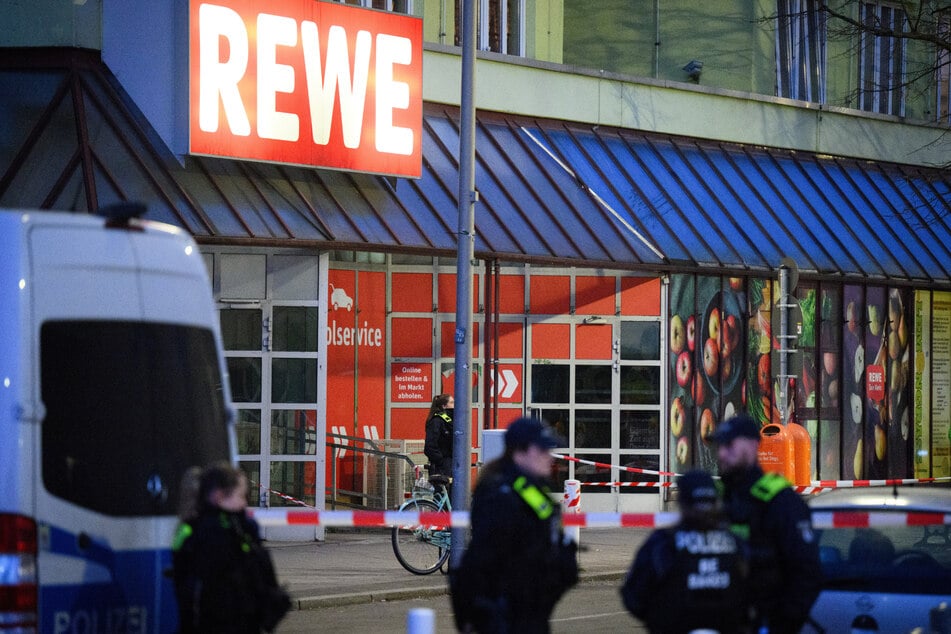 Das Messer besorgte sich der 30-Jährige zuvor aus dem Supermarkt.