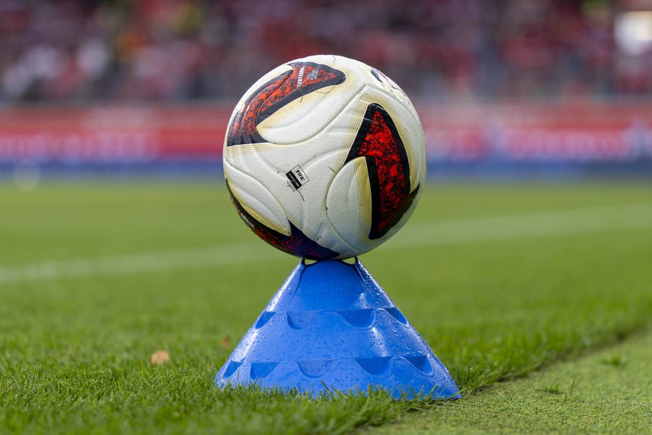 Wieder rollt ein Adidas-Spielball durch die Bundesliga.