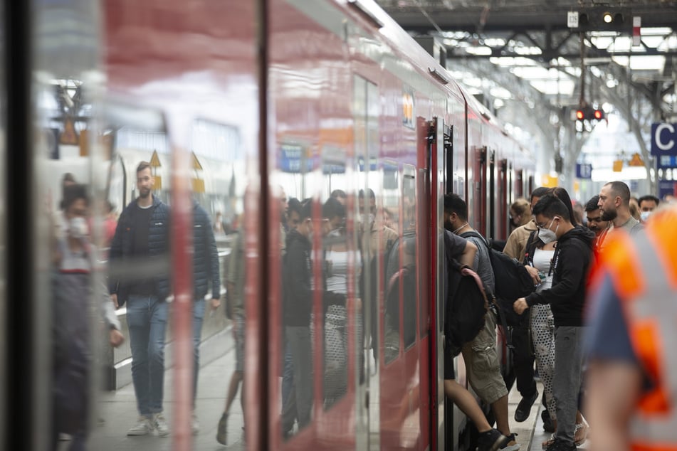 Zug-Strecke in Köln gesperrt: Verspätungen und Ausfälle im Feierabend-Verkehr!