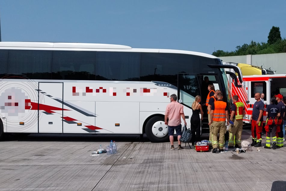 Die Schülerinnen und Schüler wurden durch die Rettungskräfte unter anderem mit frischem Wasser versorgt.