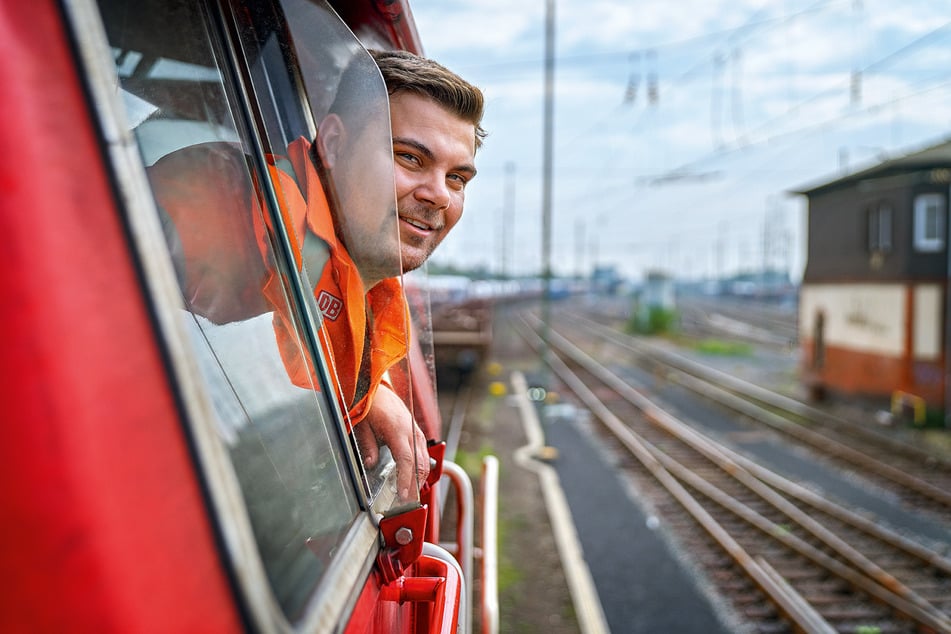 Die Umschulung zum Rangierbegleiter (m/w/d) bietet tolle Aussichten auf eine spannende Karriere bei der Bahn.