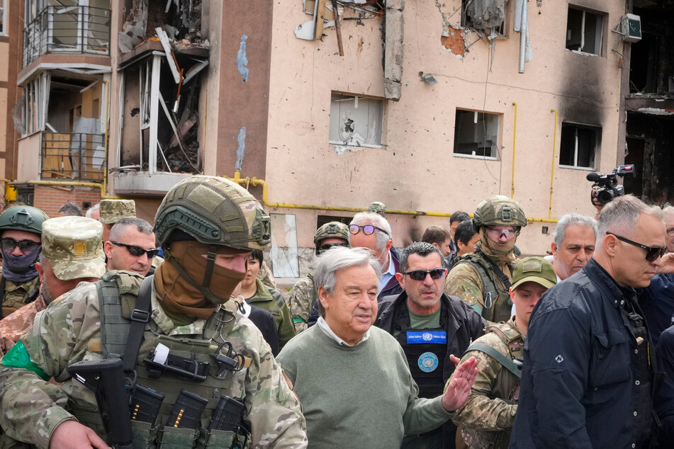 UN-Generalsekretär António Guterres (M., 72), Generalsekretär der Vereinten Nationen, besichtigt durch russischen Beschuss zerstörte Gebäude in Irpin, am Stadtrand von Kiew.