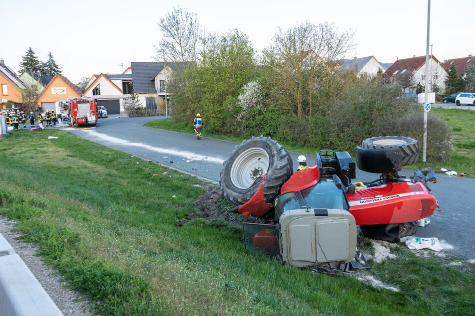Der Fahrer des Traktors wurde bei dem Unfall in Eggolsheim schwer verletzt in ein Krankenhaus gebracht.