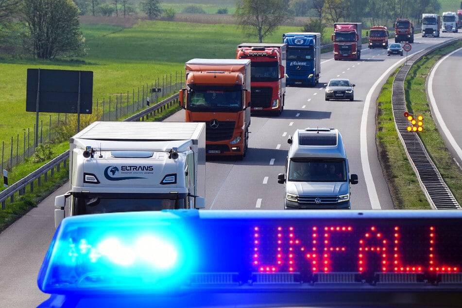 Unfall A24: BMW-Fahrer rast während Sekundenschlaf auf A24 gegen Transporter