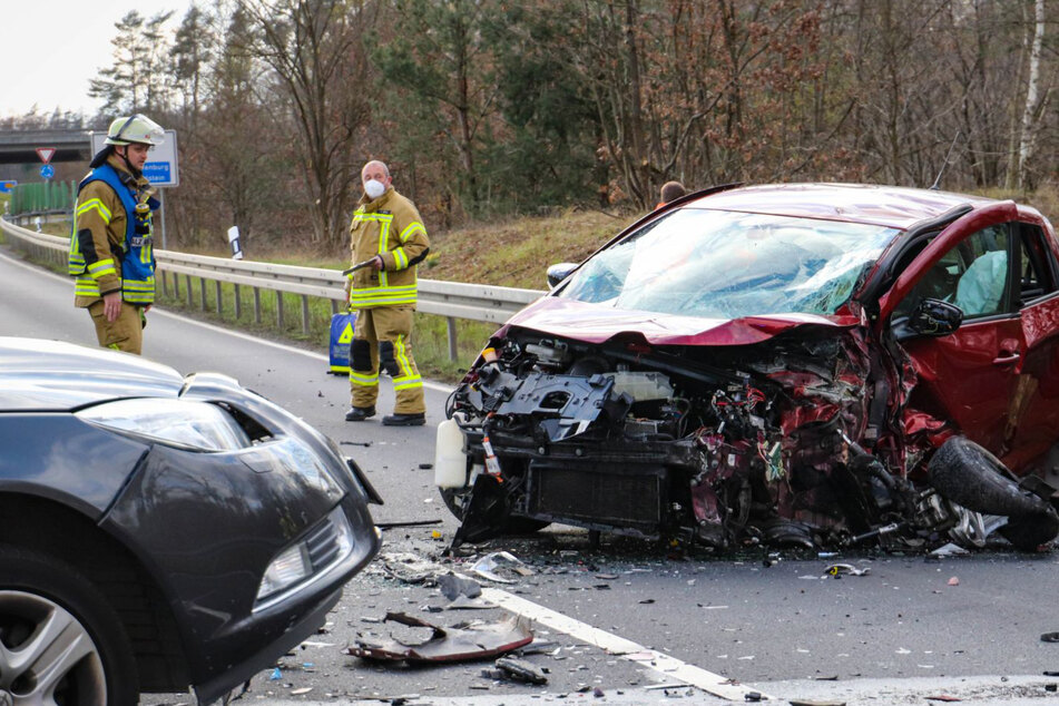 Schlimmer Frontalcrash auf Kreisstraße bei Aschaffenburg: Kind verletzt sich schwer