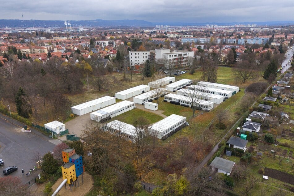 Vor Jahren beschlossen: Auf dieser Wiesen-Brache an der Geystraße in Strehlen sollen 35 Wohnhäuser gebaut werden.