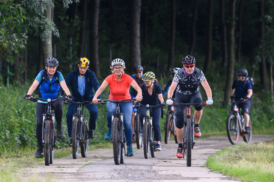 Ministerin Barbara Klepsch (56, CDU, M) steigt selbst auch aufs Mountainbike für kleinere Rundtouren.