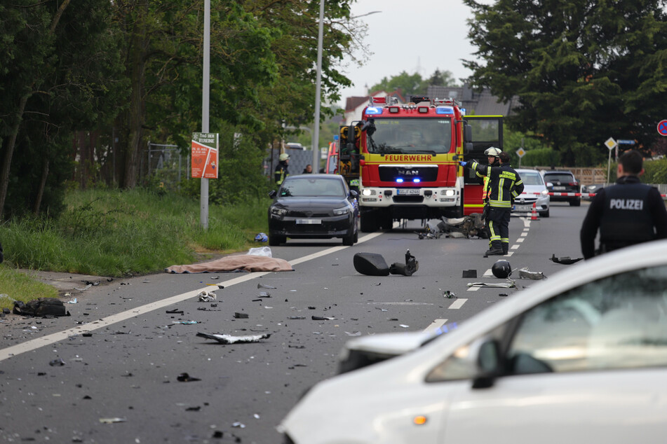 Der Polizeiwagen rauschte nach dem Zusammenstoß in Bischofsheim (Landkreis Groß-Gerau) links in ein Feld. Der Roller des verunglückten Unfallopfers kam erst mehrere Meter weiter hinten zum Erliegen.