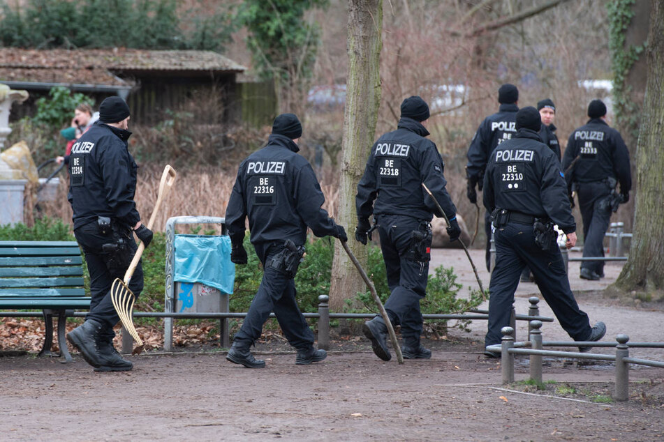 Beamte der Berliner Polizei haben am Mittwoch noch einmal gründlich den Bürgerpark in Pankow nach der Tatwaffe abgesucht.