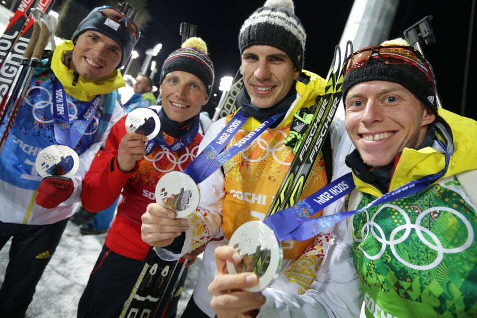 2014 strahlte die deutsche Biathlon-Staffel noch mit Silber in die Kamera - ob es eine Reunion mit Goldmedaillen geben wird? (Archivbild)