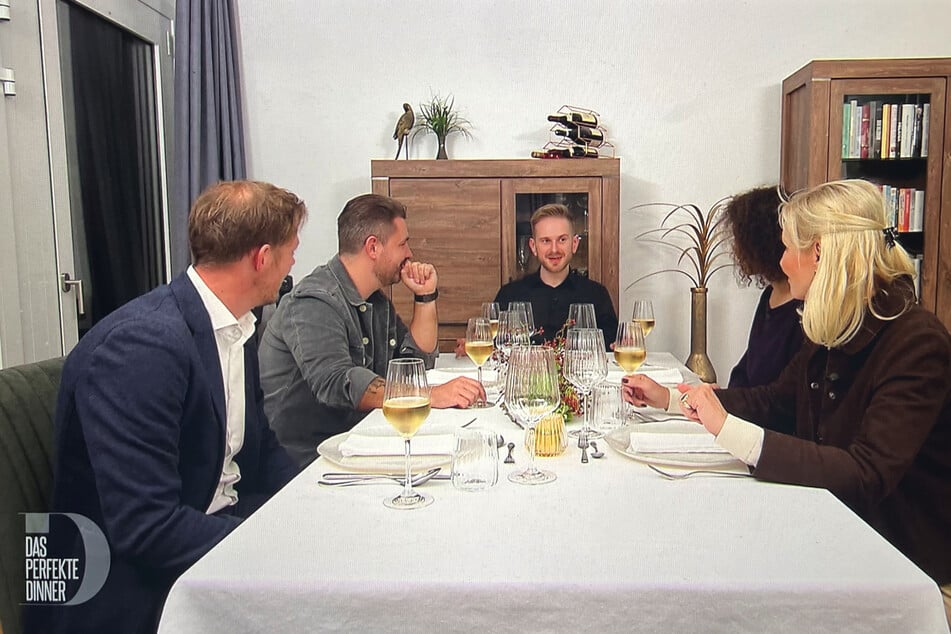 Gemeinsam genießen: Die Düsseldorfer Dinner-Runde kommt zum ersten Abend am Tisch von Albert zusammen.