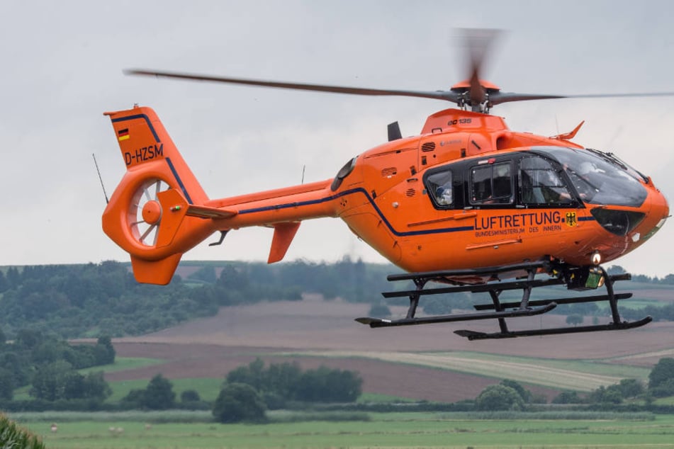 Auch ein Rettungshubschrauber war im Einsatz, um fünf teilweise lebensbedrohlich verletzte Autoinsassen ins Krankenhaus zu bringen. (Symbolbild)