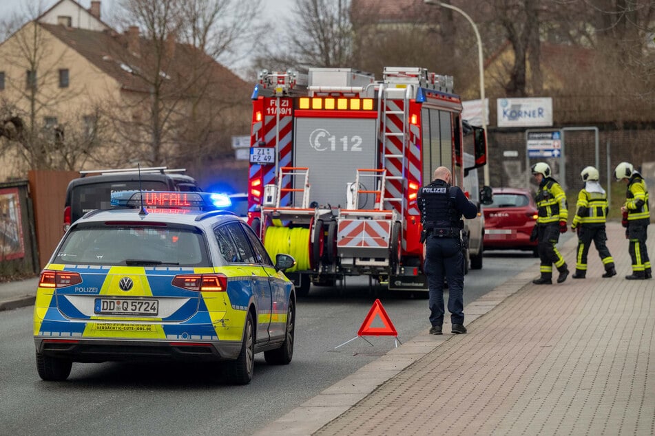 Polizei und Feuerwehr an der Unfallstelle in Zittau.