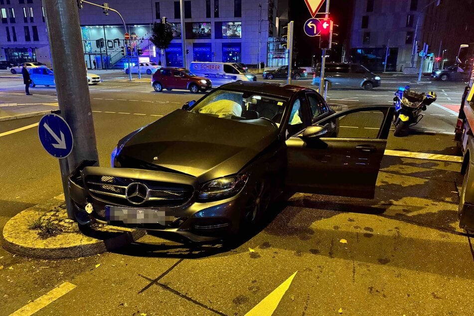 Der graue Mercedes wurde stark beschädigt.