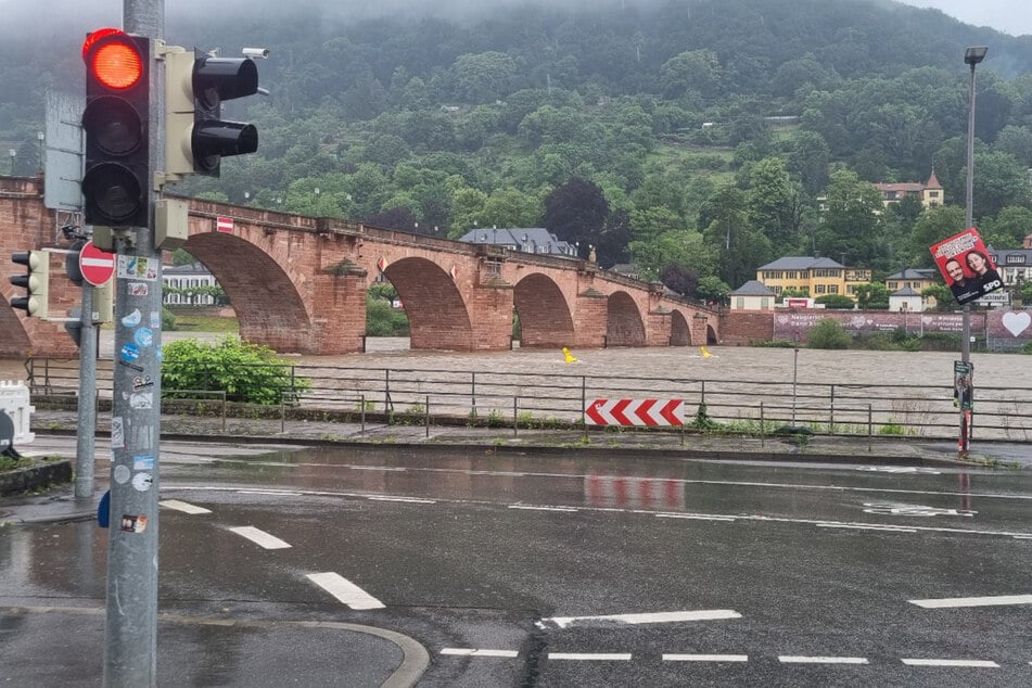 Pegelstand immer kritischer: Heidelberg sperrt erste Straße!