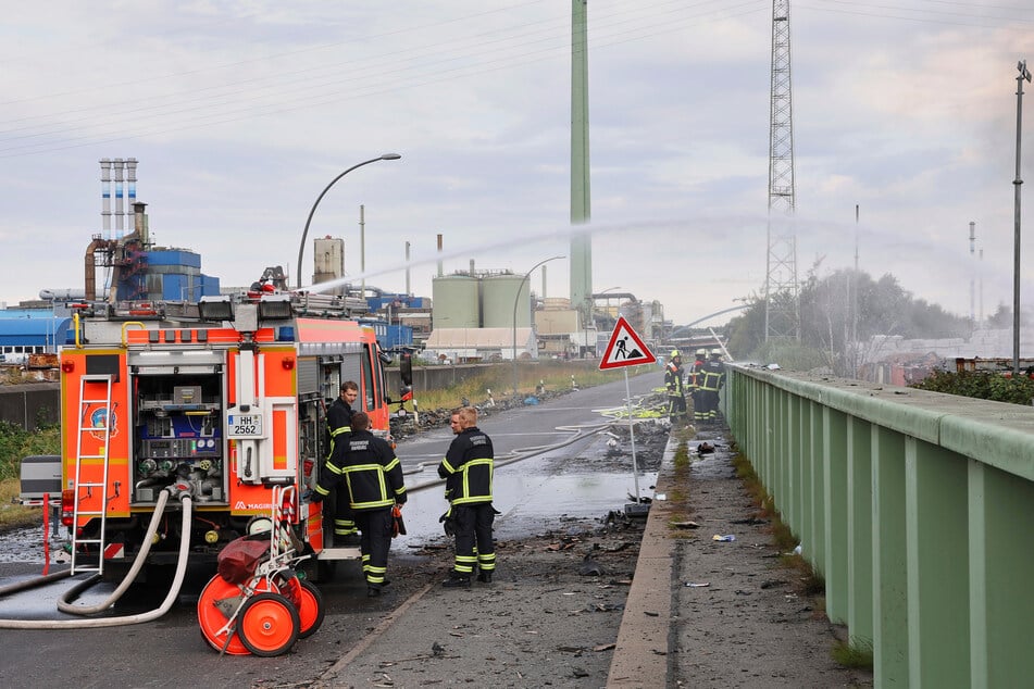 Einsatzkräfte der Feuerwehr löschten den Brand in einem Industriegebiet im Hamburger Hafen, in dem der Großbrand ausgebrochen war.