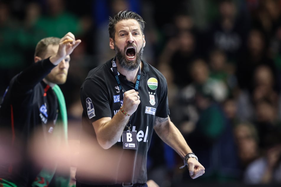 In der zweiten Halbzeit spielte die Mannschaft von Bennet Wiegert (44) deutlich souveräner besser auf.