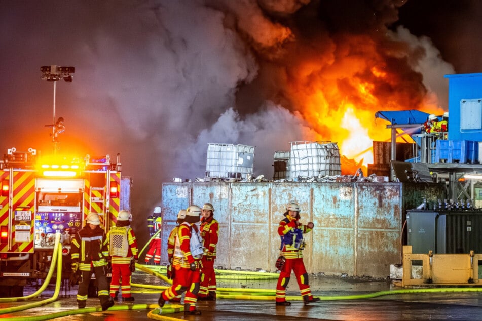 Seit Stunden ist die Feuerwehr auf dem Gelände eines Schrott- und Recyclingunternehmens in Flensburg im Einsatz.
