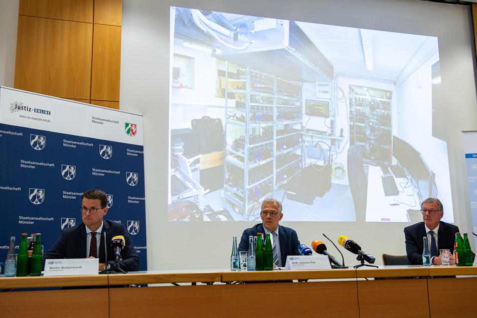 Die Ermittler zeigen während der Pressekonferenz ein Bild der Gartenlaube, in der der Tatverdächtige eine Server Anlage installiert hatte.
