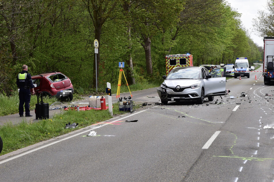 Viele Rettungssanitäter, Notfallseelsorger und Polizisten sicherten am Montagvormittag die Unfallstelle.