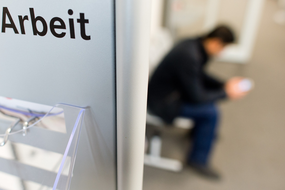 Ein Mann sitzt in der Bundesagentur für Arbeit. Die Zahl der Arbeitssuchenden stieg zuletzt in Deutschland an.