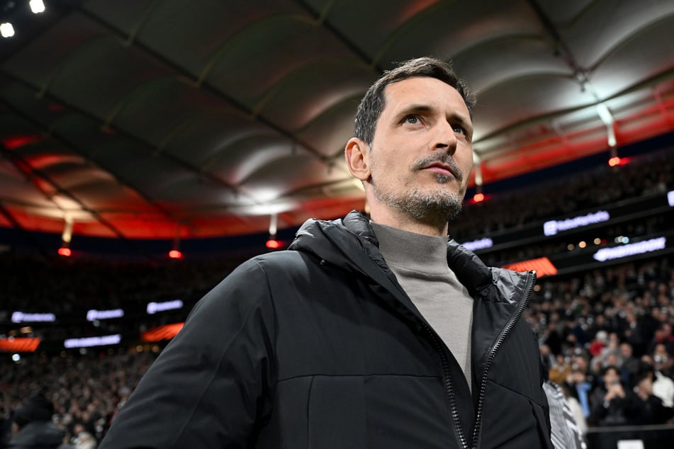Coach Dino Toppmöller (44) muss seine Schützlinge in Freiburg unbedingt auf maximale Spannung bringen.
