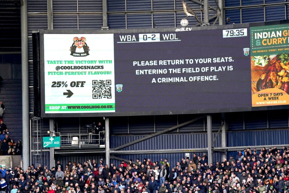 Die Zuschauer im Stadion wurden dazu ermahnt, auf ihre Plätze zurückzukehren.