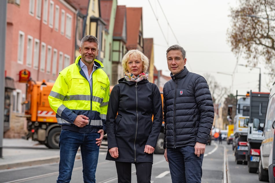 Sind froh über das baldige Baustellen-Ende: DVB-Vorstand Lars Seiffert (56, l.), Straßenbauamtsleiterin Simone Prüfer (59) und Baubürgermeister Stephan Kühn (46, Grüne).