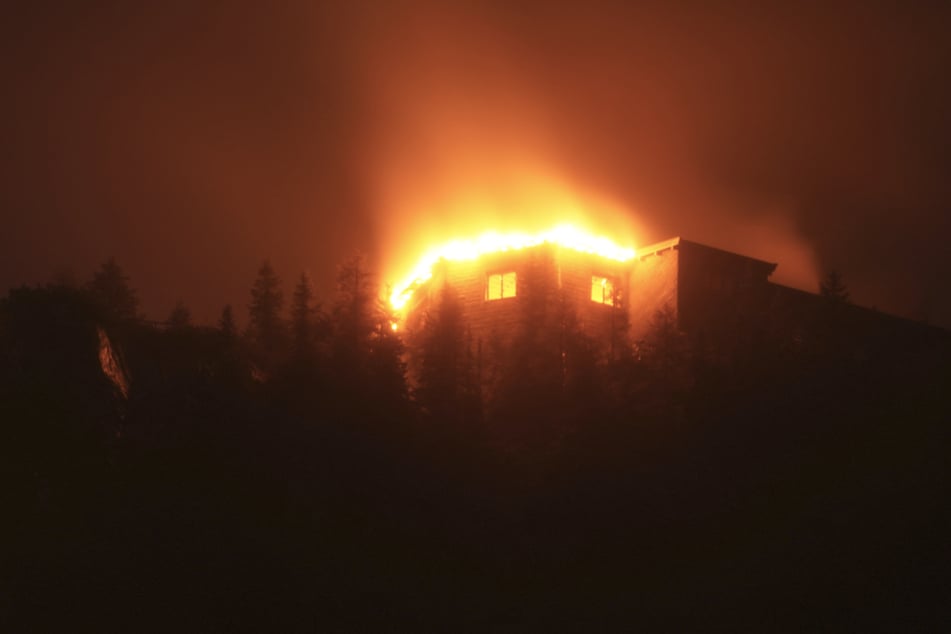 Die Berggaststätte hoch über Berchtesgaden brannte am Freitagabend lichterloh.