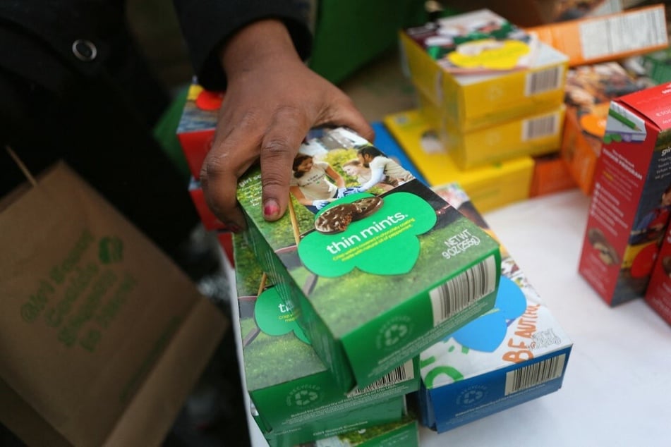 Girl Scout cookies scam leads to search for father-daughter bandits