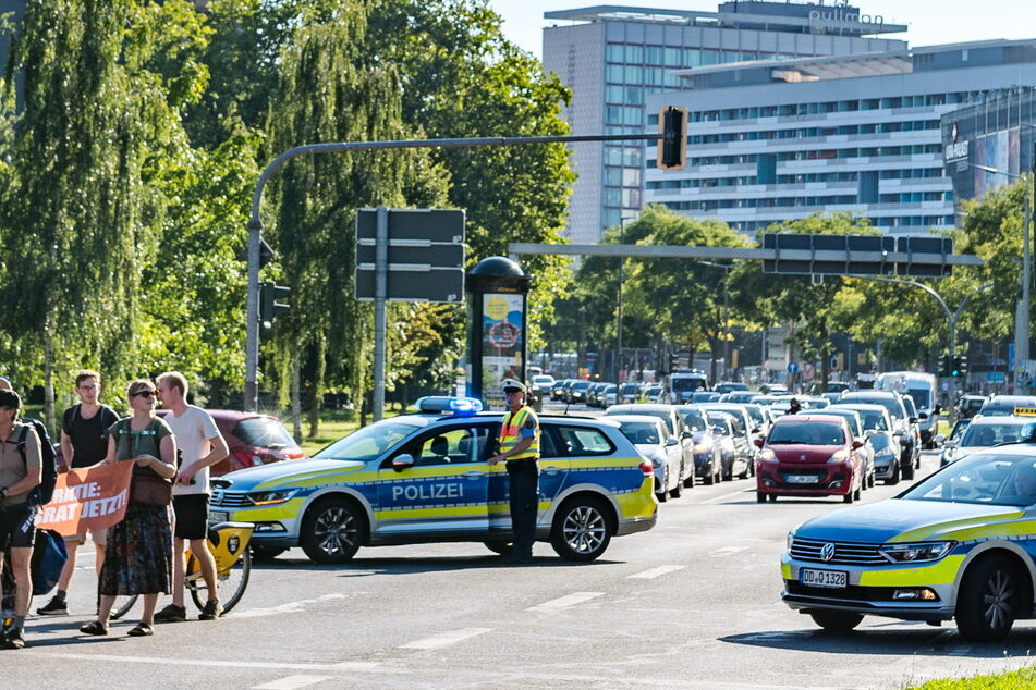 Auf der St. Petersburger Straße sorgte die Demo für einen Stau.