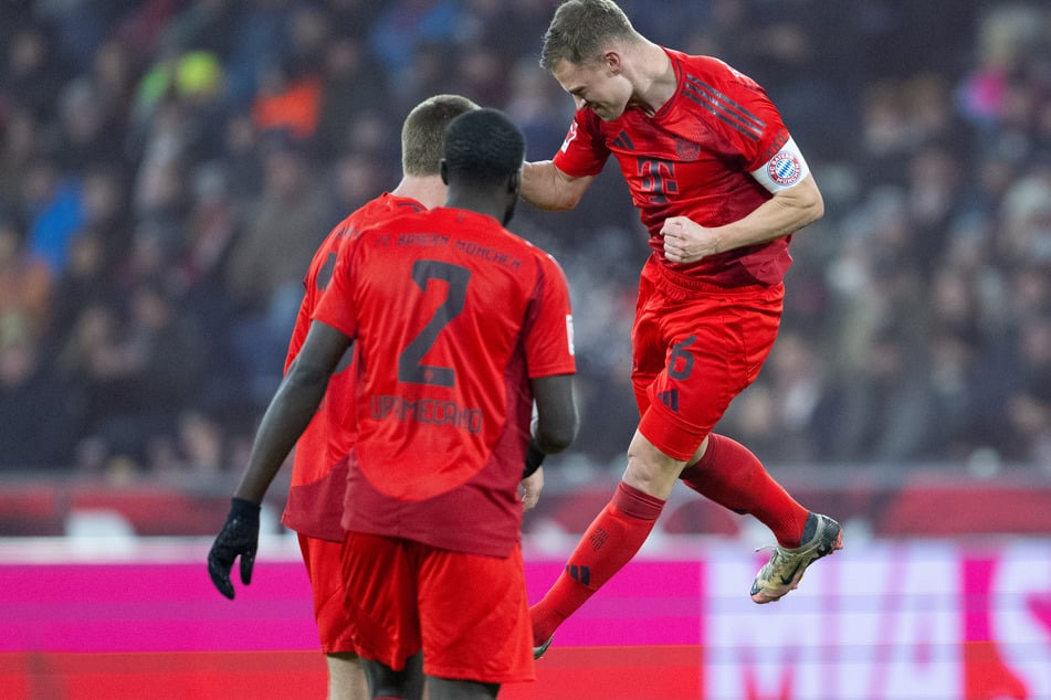 Joshua Kimmich (r.) von München jubelt über sein Tor zum 5:0 gegen Salzburg.