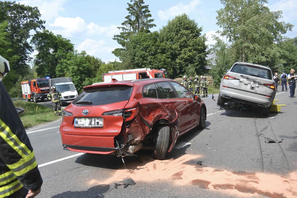 Auch der rote Toyota Corolla wurde bei dem Aufprall ordentlich eingedellt.